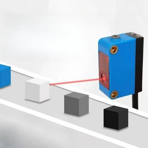 NPN Output Photoelectric Sensor For Industrial Proximity Switch With 2mm Diffuse Spot, 400mm Detection Range in action on conveyor