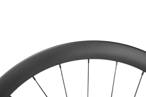 Close-up of carbon fiber disc brake wheelset rim, part of the Carbon Fiber Disc Brake Wheelset For Road Bikes Tubeless Ready 28mm Rim 55mm Profile 700c