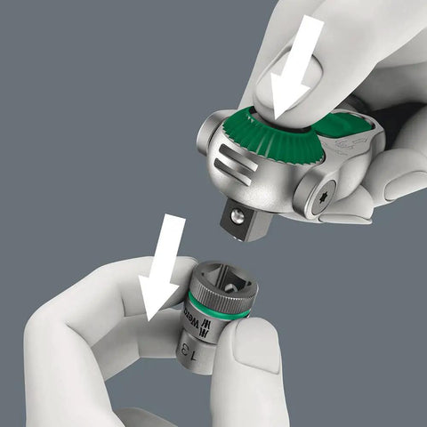 Zyklop 8000 C SB Ratchet Five In One Design being attached to socket, showing push button release and swivel head feature.