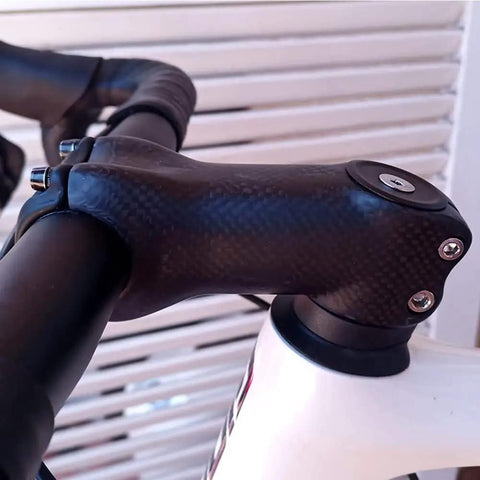 Carbon Fiber Bike Stem 31.8mm Clamp 60mm Length 17 Degree Rise Lightweight MTB Road Stem With 3K Matte Finish And Aluminum Cap attached to handlebars