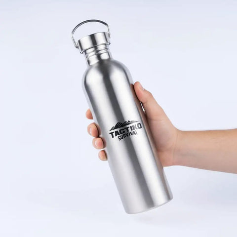 Hand holding Durable Stainless Steel Water Bottle 1500 Ml BPA Free For Camping And Outdoors Campfire Ready 18/8 304