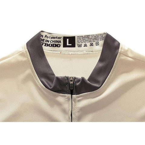 Close-up of a beige jacket collar with zipper and label showing size L and care instructions