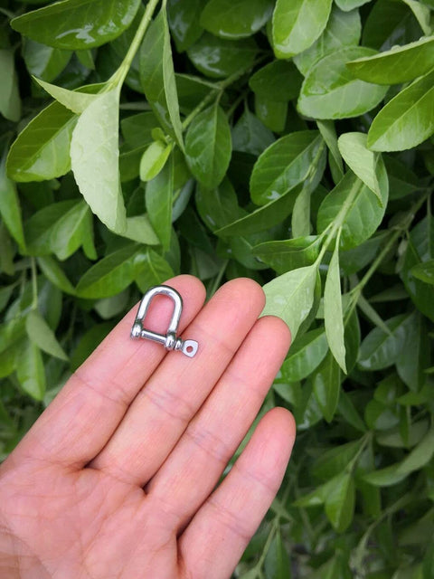 Hand holding 316 Stainless Steel D Shackle Mini Shackles For Paracord Jewelry And Bracelet Hardware Built Tough Marine Grade Rigging