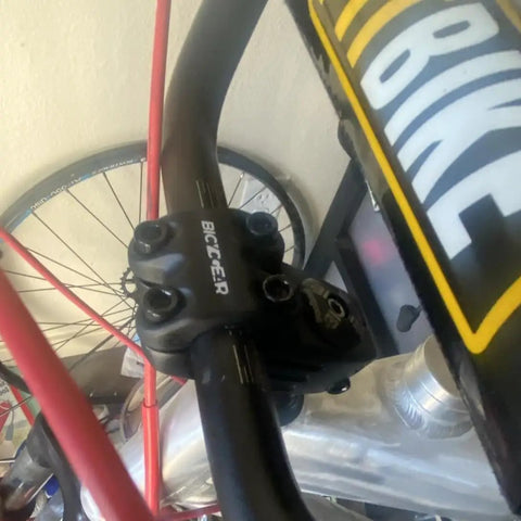 Close up of 22.2Mm Aluminum Forged Bike Stem, 48Mm Length, 0 Degree, 7/8 Inch Handlebar, Fits E Bike Dirt Pit BMX MTB, installed on bike