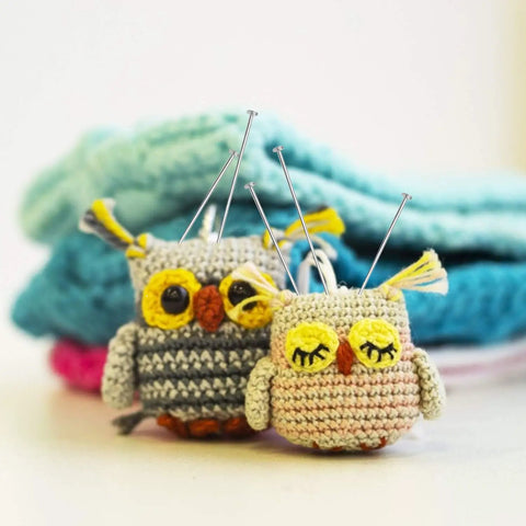 Heavy Duty Stainless Steel Straight Pins 1000 Pack Flat Head Dressmaker Tools displayed in cute owl pin cushions.
