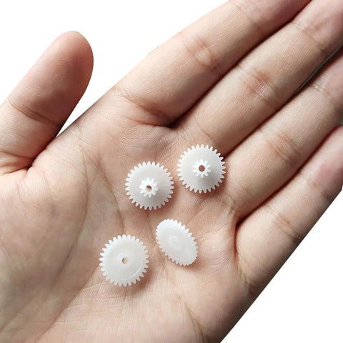 Plastic Gear Set For RC Car And Robot Motors 30 Teeth Model 30102B Worm Reduction Gear held in hand