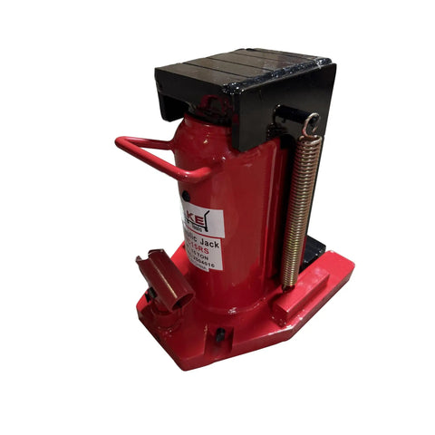 Heavy Duty Hydraulic Toe Jack Delivering Solid 30 Ton Top Lift And 15 Ton Toe Capacity With Easy Rotating 180 Degree Handle Sliding Tight Into Cramped Spaces This Bad Boy Shop Lift Heaves Six Inches For Garage Grunts Trade Pros Working Clean - close-up view.