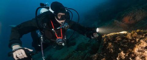 Diver using Beast-Mode 15000 Lumen Scuba Dive Light With Type-C Rechargeable, Six XHP50 LEDs, 100 Degree Beam Angle, IPX8 Waterproof