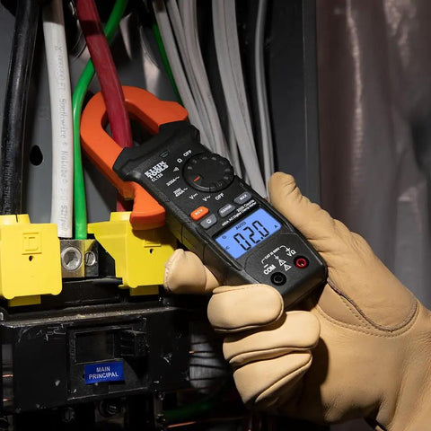 Voltage Test Kit With Clamp Meter And Leads, Auto-Ranging AC DC Voltage, resistance and continuity testing in use
