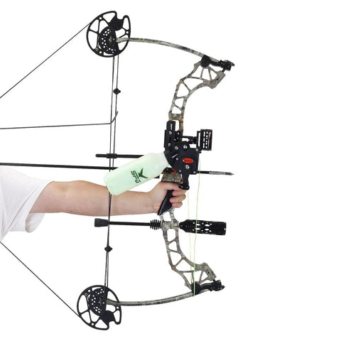 Man holding compound bow with Beefy Archery Bowfishing Reel For Compound And Recurve Bow With 40m Fishing Rope focus keyword