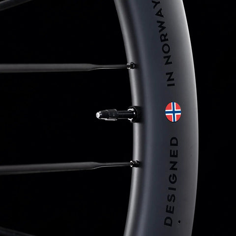 Close-up of Ultralight Carbon Fiber Wheelset for 700C Road Bikes with Disc Brakes Tubeless Ready 50mm Depth design details