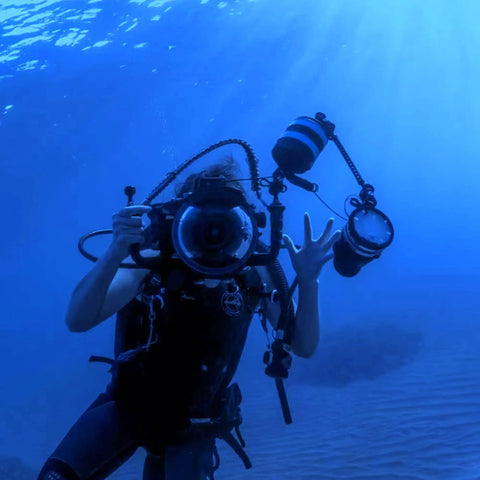 Underwater diver with Float Arm D52 220 For Underwater Photography, camera, video light, Nauticam bayonet mount in blue sea