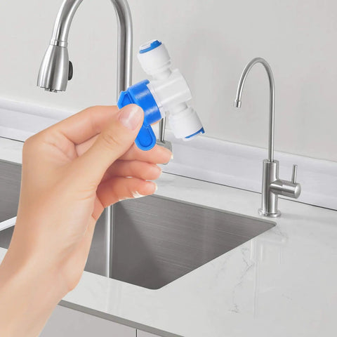 Super Easy Push To Connect White Pom Water Purifier Fittings Kit With 10 Pieces Smooth Hose Connectors No Burrs For Home Filters And Professional Use, hand holding white blue connector by sink