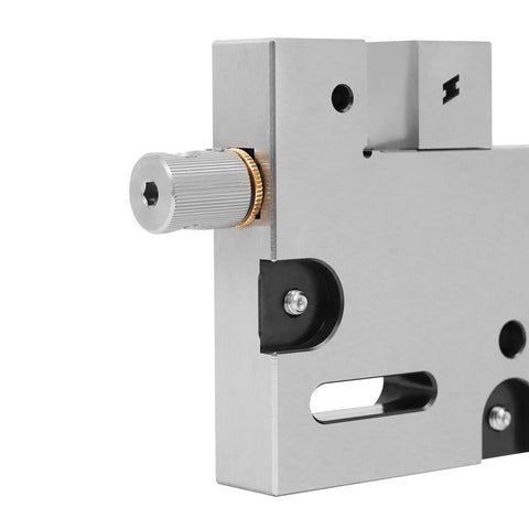 Close-up of the adjustment knob on a Heavy Duty 4 Inch Stainless Steel Vise With 100 Mm Jaw Opening used for precision machining.