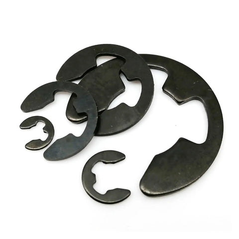 Pro Grade Black Steel External Retaining Ring Set For Shafts E Type And C Type Circlips DIN6799 Sizes M2 To M24 Including M2.5 M3 M3.5 M4 M5 M6 M7 M8 M9 M10 M11 M12 M13 M15 M19 M22 M24 Available In 10, 50, And 100 Packs, shown in various sizes on a white background.