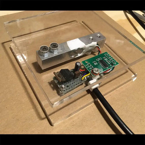 Four Piece Digital Load Cell Kit With HX711 ADC Module For Arduino DIY Portable Kitchen Scale 5kg Weight Sensor Set Beginner Friendly Easy To Use Home Project Ideal For Prototyping And Education. 5kg load cell with HX711 board on clear acrylic scale base