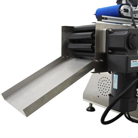 Killer Fully Automatic Labeling Machine For Round Bottles Cranking 20 To 60 Labels Per Minute With Zero Hassle Auto Correction Touch Screen and Smooth Roller Horizontal Setup close-up of conveyor system