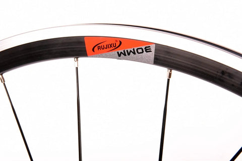 Close-up of 700C road bike wheelset with 30mm aluminum rim, featuring carbon fiber hub, compatible with 23c-28c tires.