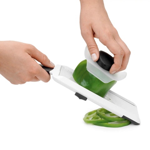 Handheld Mandoline Slicer For Kitchen With Adjustable Slices In 1mm 2.5mm 4mm cutting green bell pepper