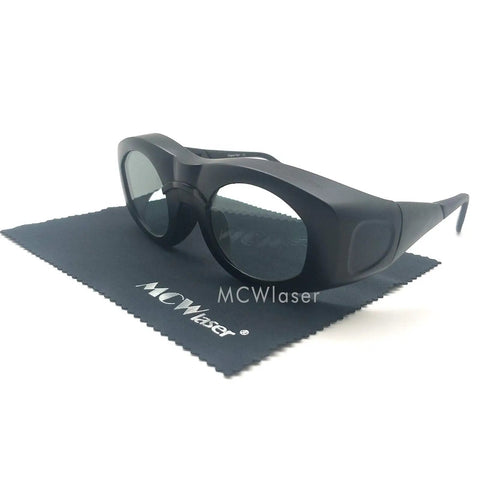Laser Safety Glasses 980 To 2500Nm Absorption Block Glare And Sparks crafted from lightweight black polycarbonate for clinical use.