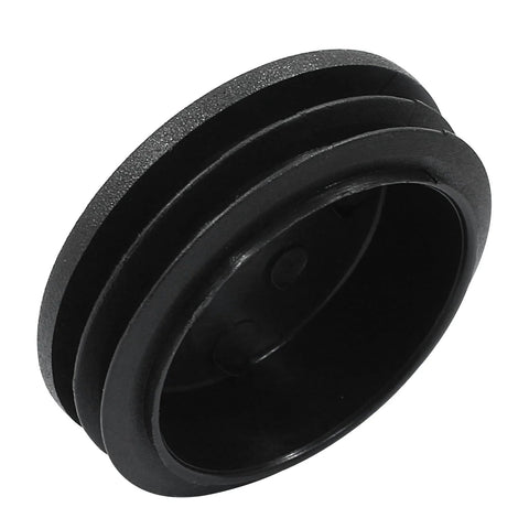 Primer plano de un paquete de 4 tapones de plástico Inch 5 Inch con tapa negra para tubos redondos, en el que se aprecia el material plástico negro y los laterales estriados.
