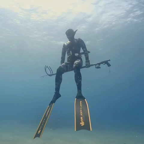 Diver underwater wearing 5MM Neoprene Spearfishing Wetsuit With Hood, 2-Piece Camouflage Hunting Diving Suit With Loading Chest Pad For Cool Water Freediving, Snorkeling And Swimming, Silver, XL, holding speargun.