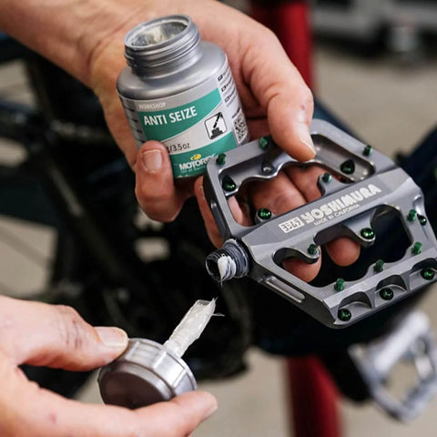 Applying Anti Seize Paste For Bikes And Gear, 100 G Multicolor, Long Lasting Lubricant To Prevent Seize Ups, Easy To Apply