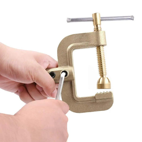 Heavy Duty 400A C Style Welding Ground Clamp With Screw Lock Solid Brass Earth Clamp 2.3 Inch Jaw Opening in hand