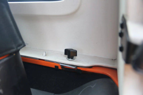 Close-up of installed Hardtop Quick Removal Thumb Screws With Nut Washer And Tie Down D Rings for Jeep Wrangler JK YJ TJ JKU black no tools.