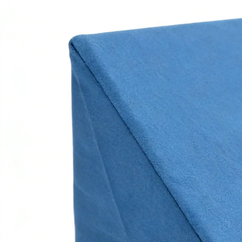 Close-up of blue Curl Pad For Barbell Home Gym Arm Day Workout Cushioned Bicep Tricep Forearm Support Bench Cushion corner detail