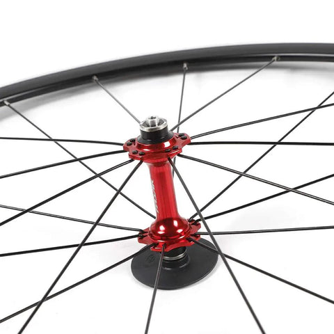 700C Road Wheelset With 7075 Aluminum Hub And Double Layer Rim, 30mm Rim Height, V Brake, red hub detail view