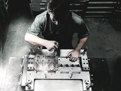 Technician using Zyklop 8000 C SB Ratchet Five In One Design with Fine Tooth Gear on metal machine, top view