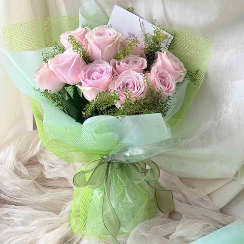 Bouquet wrapped with floral wrapping paper for bouquets and gifts foldable polyester gift packaging material 50cm by 4.5m