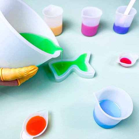 Pouring resin from 600ml cup into mold using Ultimate Resin DIY Kit Silicone Measuring Cups Set With 600ml And 100ml
