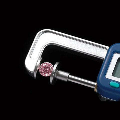 Digital Gauge Mrg-25 Electronic Pearl Calipers for Diamond Gemstone Jewelry measuring a pink diamond, 0-25mm range.