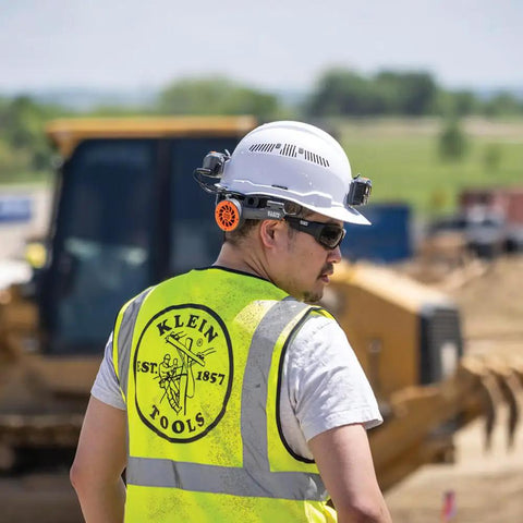 Worker wearing helmet with Dual Cooling Fan For Hard Hats And Safety Helmets, Lightweight USB C Rechargeable Head Neck And Face Cooler