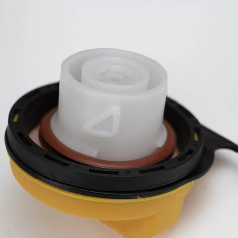 Close-up of Gas Cap For Chevy Silverado Suburban Tahoe Avalanche Escalade Sierra Yukon XL 1500 E85 Compatible Fuel Filler Cap GT295 20915990 Replacement