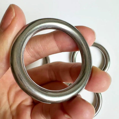 Hand holding Stainless Steel O Rings 5 Pack Heavy Duty Seamless Welded Closed 1.6 Inch Outer Diameter 42mm Inner 30mm 6mm