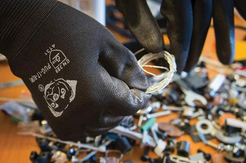 PUG17 Lightweight Polyurethane Dipped Work Gloves With Anti Static And Dope Grip For Bare Hand Sensitivity in electronics task