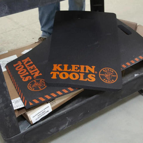 Knee Pad With Handy Handle For Kneeling, 1 Inch Thick NBR Foam Kneeling Pad with strap on table, ideal for tradesmen
