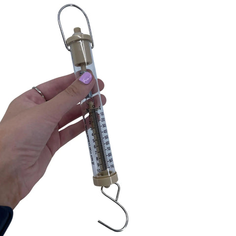 Dual Scale Newton Force Meter Spring Scale With 10N Max Capacity And 1 Kilogram Reading, Pro Grade Precision Lab Ready Educational Tool With Easy Twist Zero Calibration For Quick, Accurate Measurements In Class Or Lab, clear acrylic spring scale held by hand