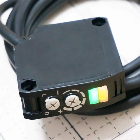 Indoor Wall Mounted Photoelectric Beam Sensor With Reflector Panel, E3JK-RR12-Z-G, 6 Meter Detection, 5-Wire, Close-Up
