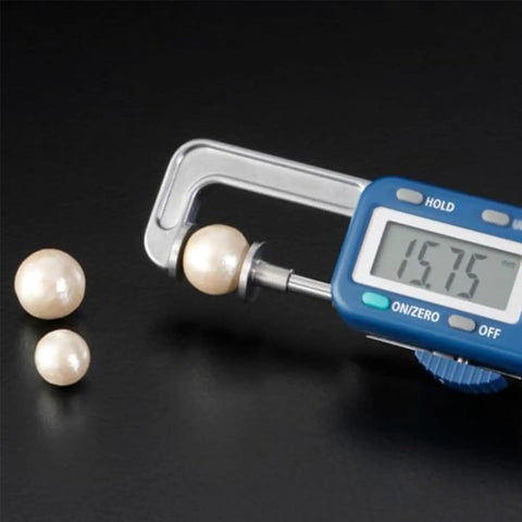 Electronic Pearl Caliper, 0.01-25mm Digital Gauge Measure Tool, for Gemstones, Pearls, Diamonds measuring a pearl size.