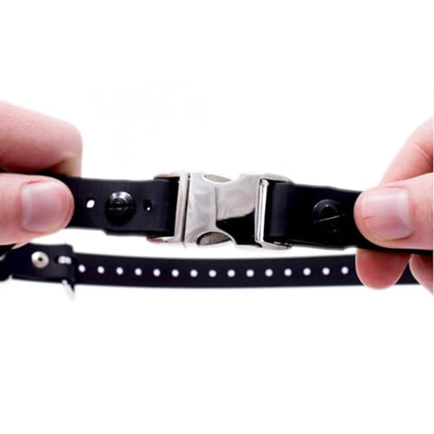 Hands holding One Inch Quick Snap Bungee Dog Collar Strap For FE 580 ET 800 The Boss And UL 1200 Receivers 33 Inch Trim To Fit Biothane Black