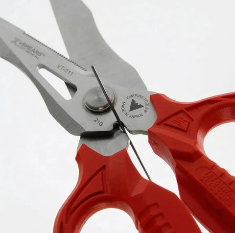 Heavy Duty 6.3 Inch Utility Scissors With 4 in 1 Blade System For Carpet Leather Copper Wire Insulated Cable Cords Rope And More Made In Japan Ideal For Workshop Pros And DIY Enthusiasts, red handles, close-up view of blades