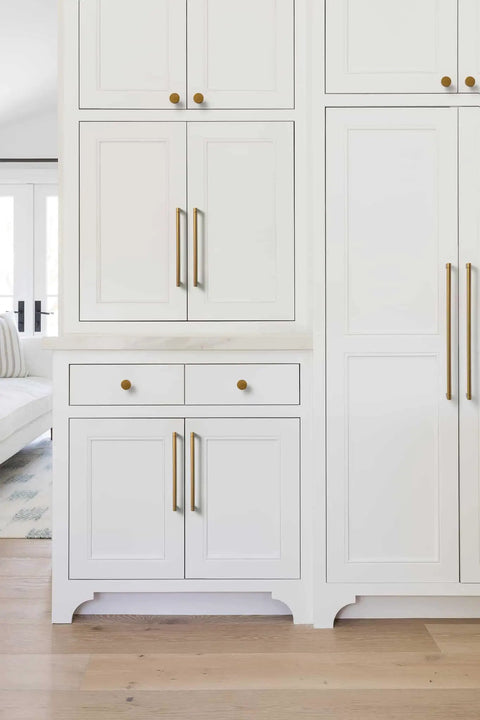 White cabinets with Six Pack Antique Brass Cabinet Knobs Set For Drawers And Cabinets, Solid Zinc Alloy One Hole Mount, Vintage Bronze Bar