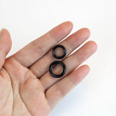 40 Pack Power Pressure Washer O Rings Set for One Quarter and Three Eighths Quick Couplers Rubber High Temp Easy Install Black Pro Grade Heavy Duty Seal Kit for Tough Leak Free Washes, black rubber O-rings in hand