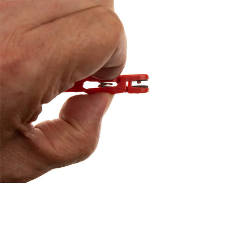Sedmoon red heavy-tension snap release clip for planer boards and downriggers, 10-pack held in hand