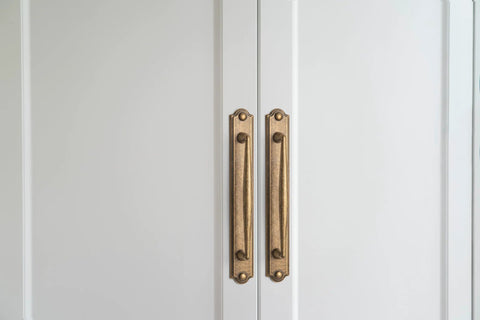 Antique Brass Zinc Alloy Cabinet Handle With Backplate 5 Inch Center To Center 128mm Hole Cabinet Pull Hardware installed on cabinets