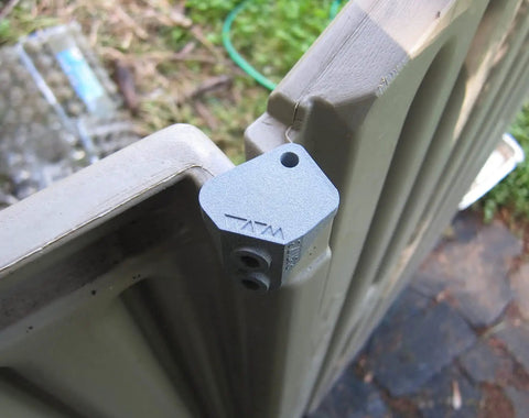 Upgraded Heavy Duty Right Hinge With Knockout Steel Core For Rubbermaid 5L40 Slide Lid Resin Shed Door Replacement Parts, close-up view.